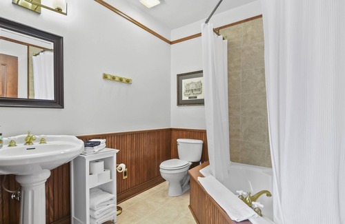 Springfield Hotel | Pasfield House Historic Mansion: The George Suite