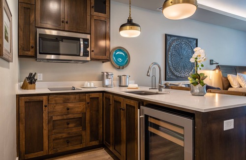 Paso Robles Apartment | Paso Park Suite 203-Downtown Paso Robles Park-Side Suite with Balcony!