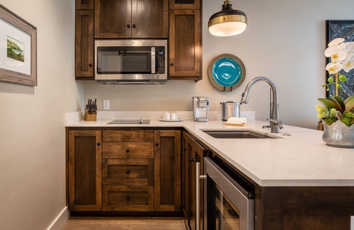 Paso Robles Apartment | Paso Park Suite 203-Downtown Paso Robles Park-Side Suite with Balcony!