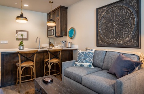 Paso Robles Apartment | Paso Park Suite 203-Downtown Paso Robles Park-Side Suite with Balcony!