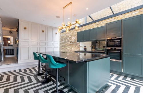 Canbury House | Pass the Keys | Gorgeous 4 bedroom with parking, Kingston, London