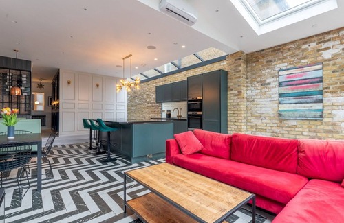 Canbury House | Pass the Keys | Gorgeous 4 bedroom with parking, Kingston, London
