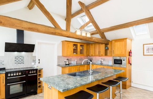 Ardens Grafton House | Pass the Keys | Spacious Country Cottage Hot Tub