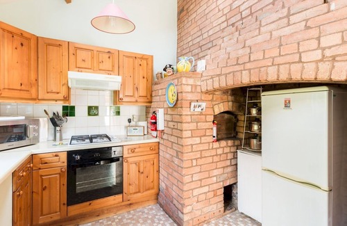 Quedgeley House | Pass the Keys | Traditional Comfy 2 Bed in Alderminster