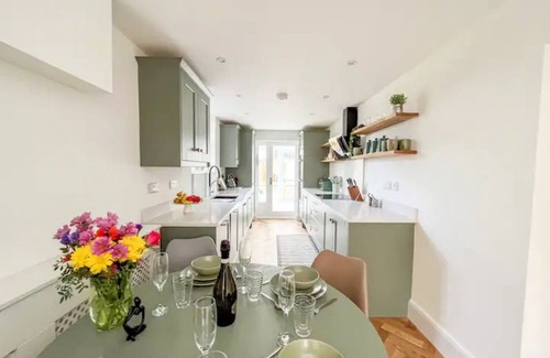 Dursley House | Pass the Keys | Renovated family home | Conservatory | Garden