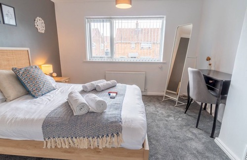 Sutton-in-Ashfield House | Pass the Keys | Beautiful 6 Guest Home with free parking