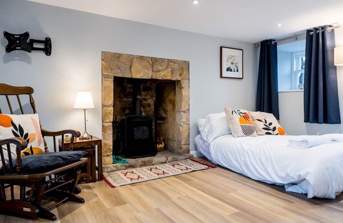 Falkland House | Pass the Keys | 1 bedroom studio with a cosy indoor log fire