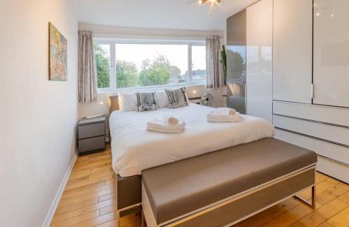 Chelmsford House | Pass the Keys 3-Bedroom Home in Chelmsford Sleeps 7