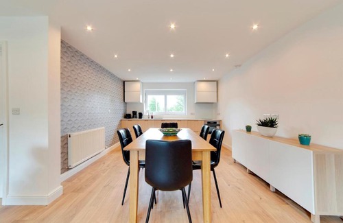 Trumpington House | Pass the Keys 49 Byron Square Modern and Spacious 3 Bed Home with Free Parking
