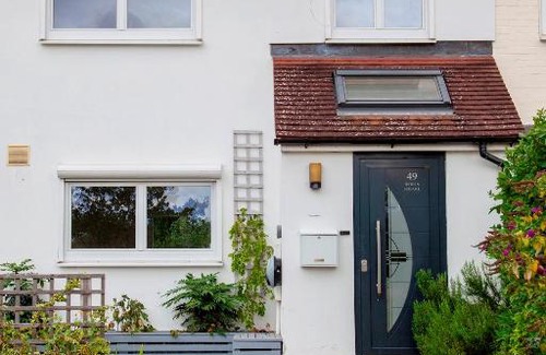 Trumpington House | Pass the Keys 49 Byron Square Modern and Spacious 3 Bed Home with Free Parking