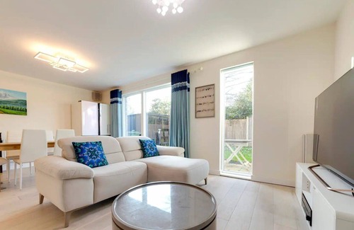 Trumpington House | Pass the Keys | 53 Austin Drive · Modern Townhouse near Addenbrookes | Own Parking