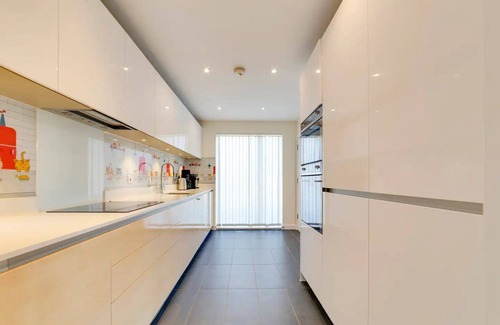 Trumpington House | Pass the Keys | 53 Austin Drive · Modern Townhouse near Addenbrookes | Own Parking