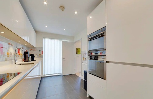 Trumpington House | Pass the Keys | 53 Austin Drive · Modern Townhouse near Addenbrookes | Own Parking