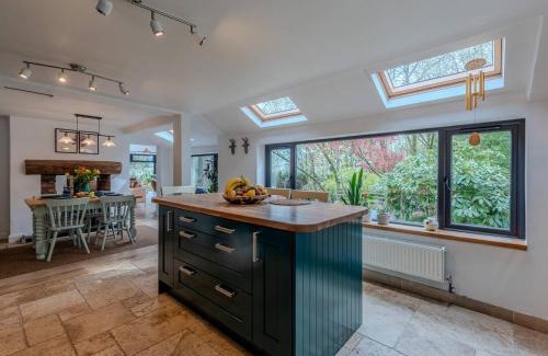 Sugnall House | Pass the Keys Acorn Lodge · Luxury Retreat In a Stunning Oasis With Hot Tub