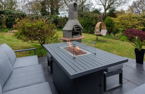Sugnall House | Pass the Keys Acorn Lodge · Luxury Retreat In a Stunning Oasis With Hot Tub