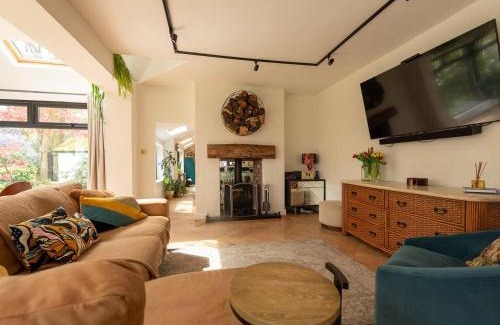 Sugnall House | Pass the Keys Acorn Lodge · Luxury Retreat In a Stunning Oasis With Hot Tub