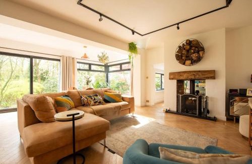 Sugnall House | Pass the Keys Acorn Lodge · Luxury Retreat In a Stunning Oasis With Hot Tub