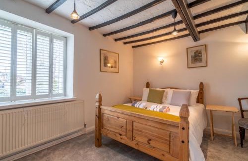 Giltbrook House | Pass The Keys Amazing Guest Cottage in Nottingham with Parking!