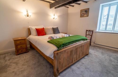 Giltbrook House | Pass The Keys Amazing Guest Cottage in Nottingham with Parking!