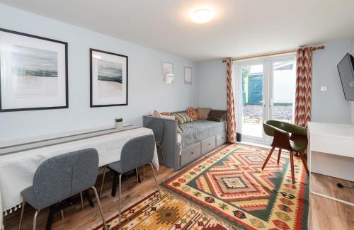 Lychpit Apartment | Pass the Keys Basingstoke Charming King Beds Flat in Basingstoke Sleeps 4