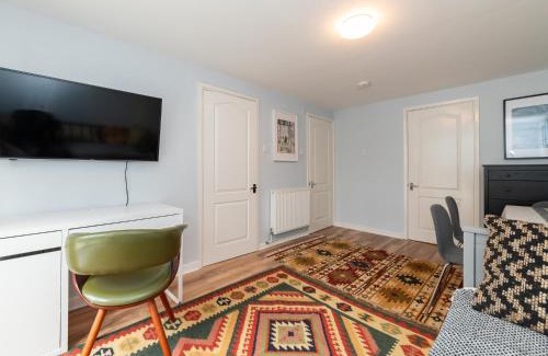 Lychpit Apartment | Pass the Keys Basingstoke Charming King Beds Flat in Basingstoke Sleeps 4