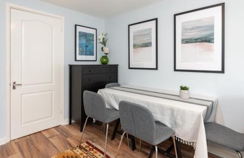 Lychpit Apartment | Pass the Keys Basingstoke Charming King Beds Flat in Basingstoke Sleeps 4