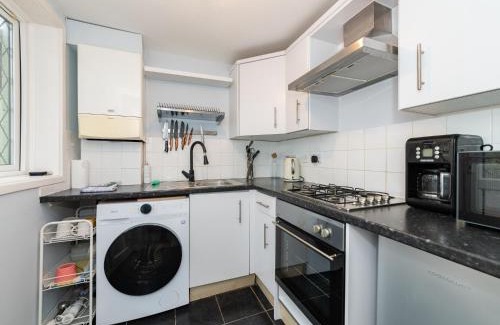 Lychpit Apartment | Pass the Keys Basingstoke Charming King Beds Flat in Basingstoke Sleeps 4