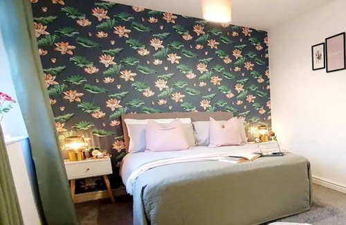 Broadheath House | Pass the Keys | Beautifully refurbished house close to Airport