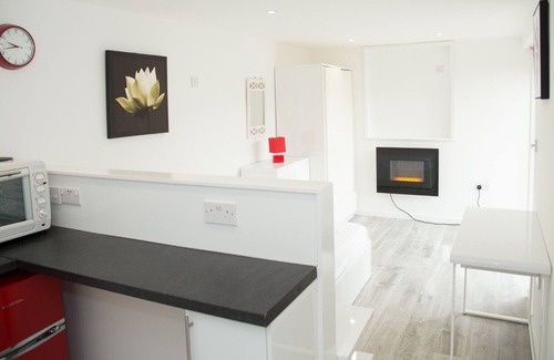 Cambridge House | Pass the Keys | Bright and Airy Garden Studio inc. Free Parking