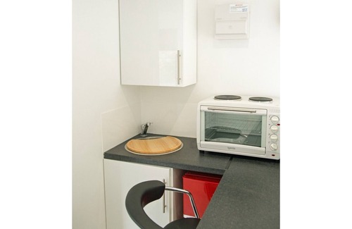 Cambridge House | Pass the Keys | Bright and Airy Garden Studio inc. Free Parking