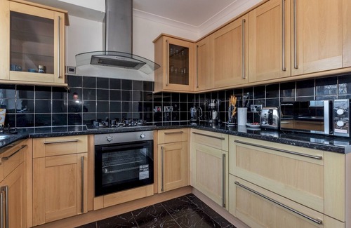 Abbey Wood House | Pass the Keys | Bright & Spacious 4BR House | Elizabeth Line