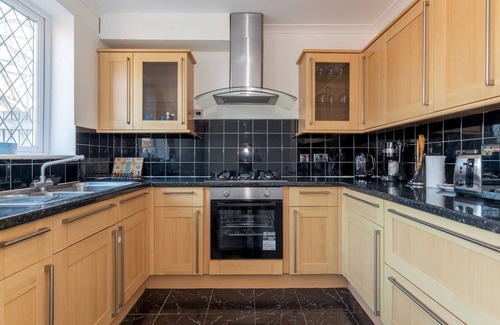 Abbey Wood House | Pass the Keys | Bright & Spacious 4BR House | Elizabeth Line