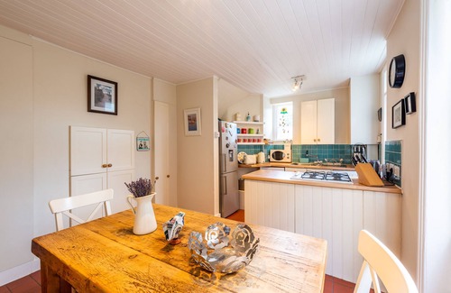 Askew Apartment | Pass the Keys | Bright & Stylish Garden Flat in Trendy West London