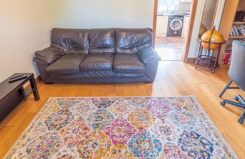 Bramcote House | Pass the Keys | Central 2 bedroom home in Beeston