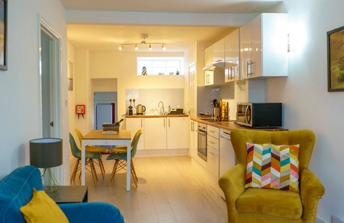 Aberaeron Apartment | Pass the Keys | Central Aberaeron- Cosy 2 bed flat | Sleeping 4