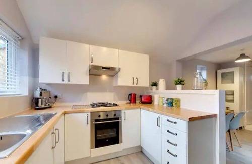 Cambridge House | Pass the Keys | Centrally located Victorian terrace Free parking