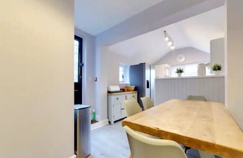Cambridge House | Pass the Keys | Centrally located Victorian terrace Free parking