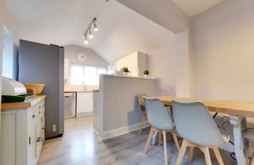 Cambridge House | Pass the Keys | Centrally located Victorian terrace Free parking
