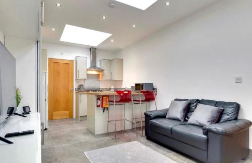 Mill Road House | Pass the Keys Central Modern Cabin on Mill Road