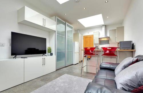 Mill Road House | Pass the Keys Central Modern Cabin on Mill Road