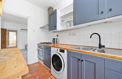 Leyton Apartment | Pass the Keys | Centrally Located Stylish Flat