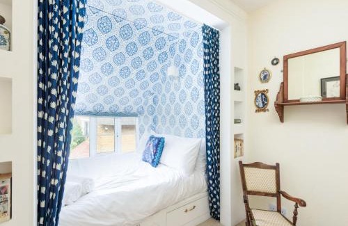 Bloxham House | Pass the Keys Charming 16th Century Cottage in Central Bloxham