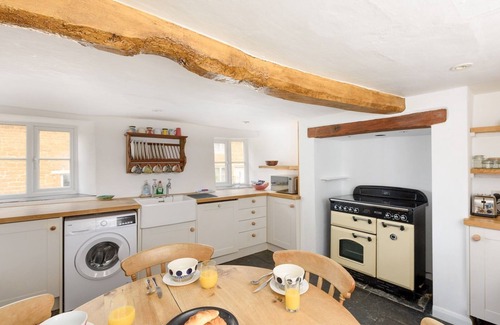 Bloxham House | Pass the Keys | Charming 16th Century Cottage in Central Bloxham