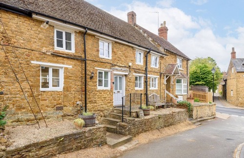 Bloxham House | Pass the Keys | Charming 16th Century Cottage in Central Bloxham