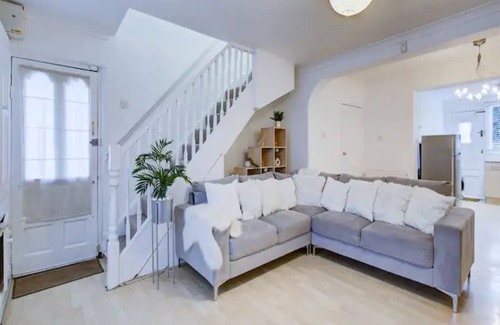 Plaistow South House | Pass the Keys | Charming 2 Bedroom House Good Transport and Parking