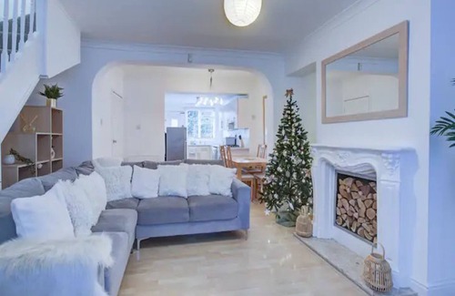 Plaistow South House | Pass the Keys | Charming 2 Bedroom House Good Transport and Parking