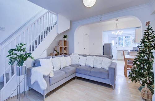 Plaistow South House | Pass the Keys | Charming 2 Bedroom House Good Transport and Parking