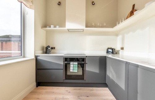 South Twickenham Apartment | Pass the Keys | Chic, central loft-style studio