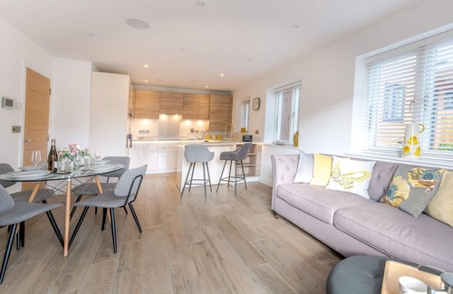 Shrewsbury Apartment | Pass the Keys | Contemporary Apartment with Secure Parking