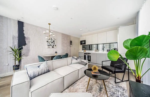 Munster Apartment | Pass the Keys | Contemporary Fulham Penthouse with Large Balcony